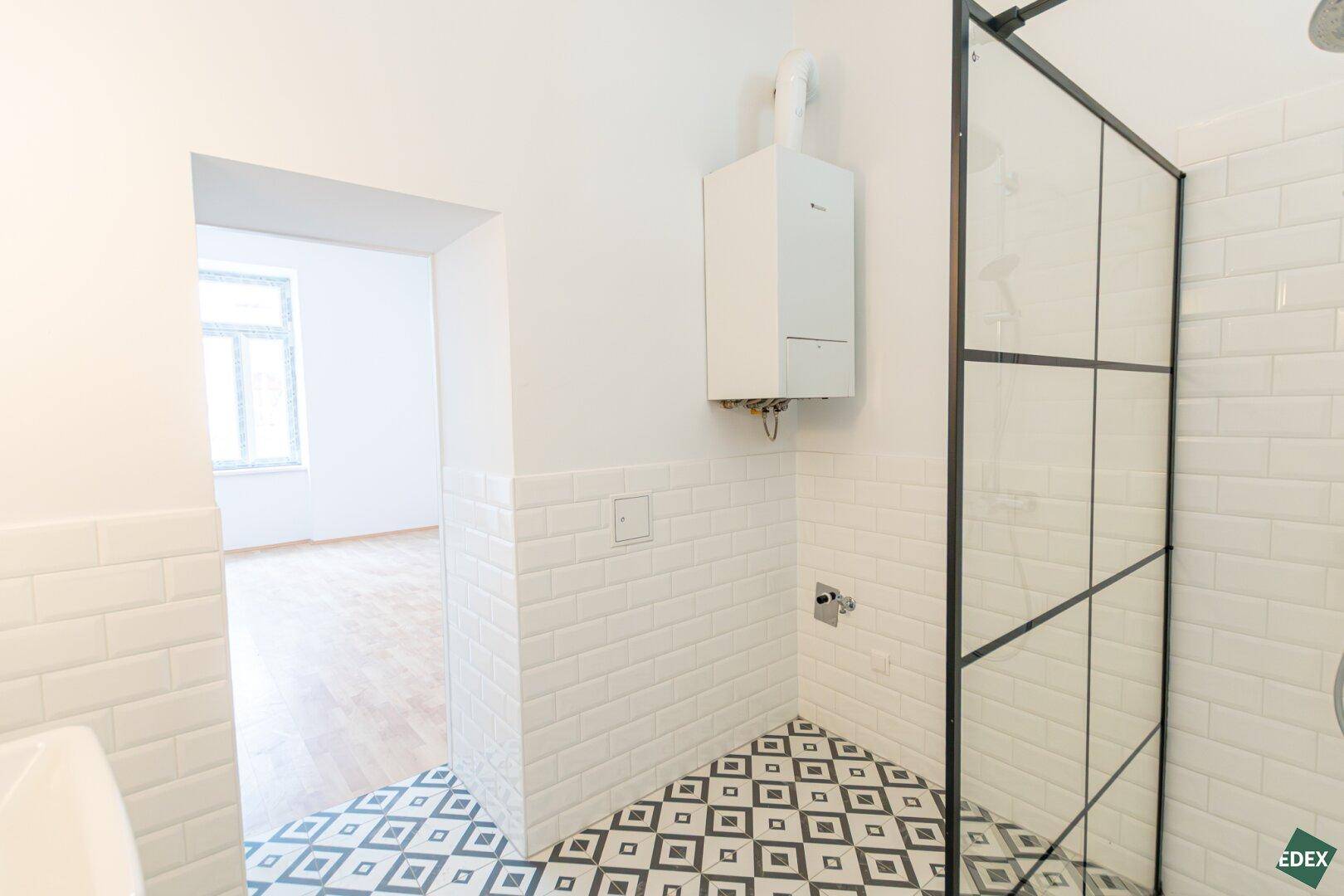 Badezimmer mit begehbarer Dusche, Gastherme und weißer Metrofliesenwand.