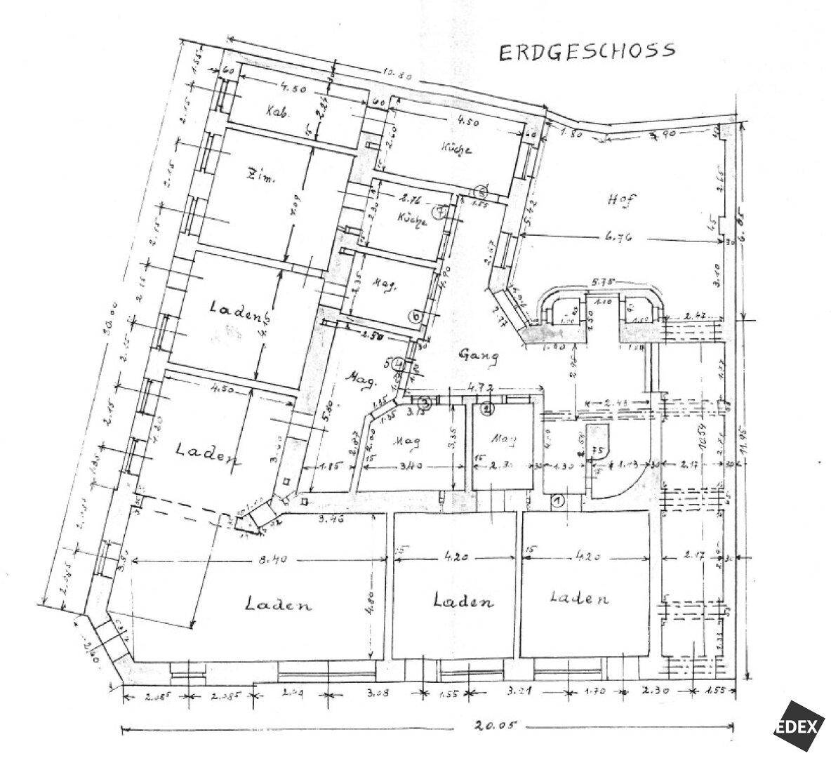 Handgezeichneter Grundriss des Erdgeschosses mit mehreren Ladenflächen und Nebenräumen.