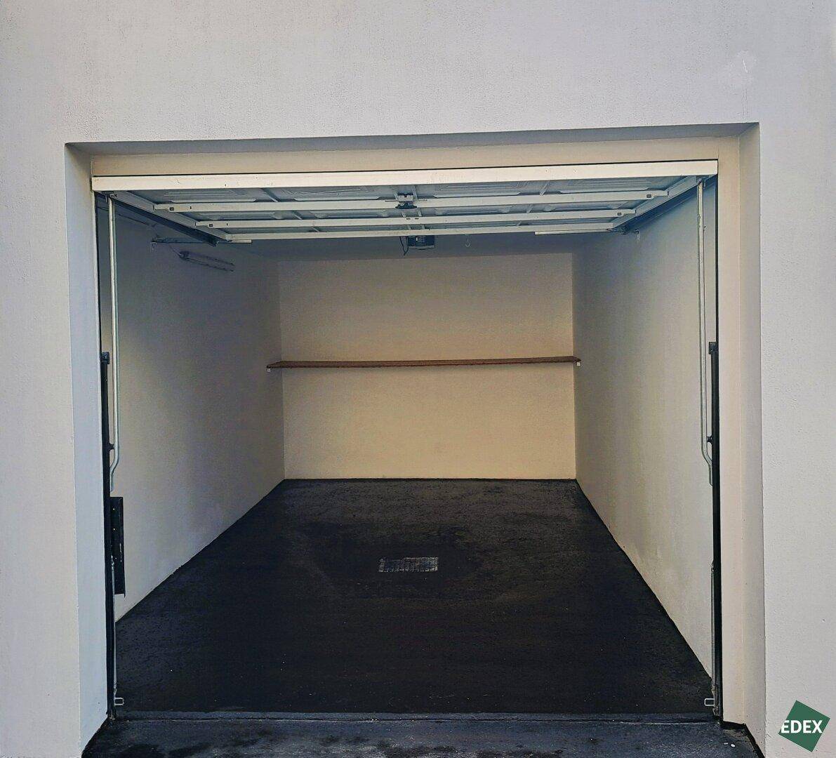 Geräumige Einzelgarage mit Rolltor und ausreichend Platz für ein Fahrzeug.