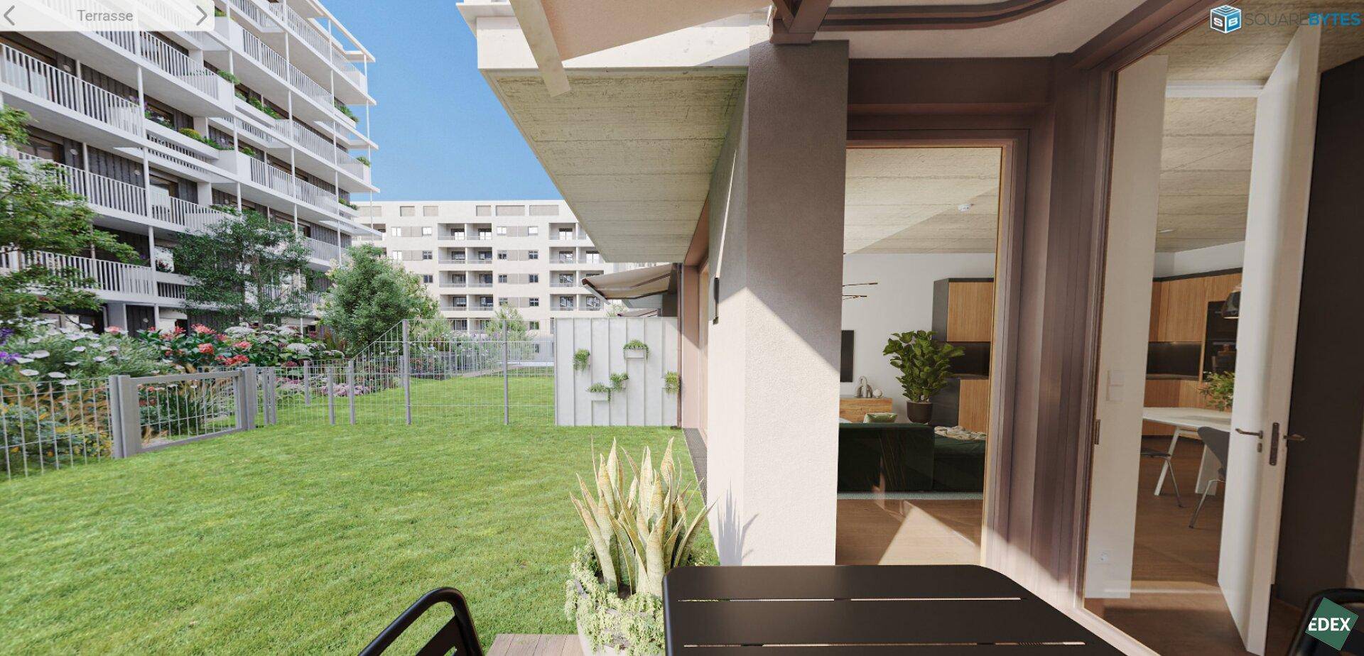 Sonniger Terrassenbereich mit direktem Zugang zum Garten und Blick auf die Wohnanlage.