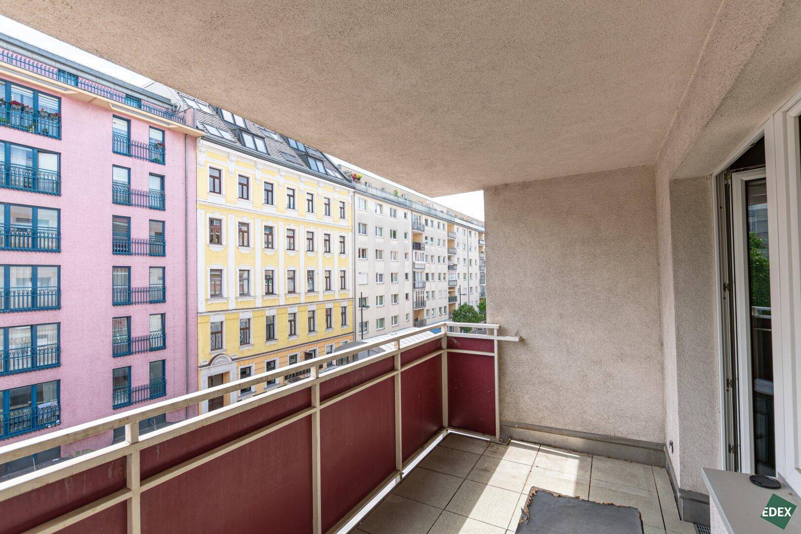 Balkon mit Fliesenboden und weitem Blick auf die umliegenden Wohngebäude.