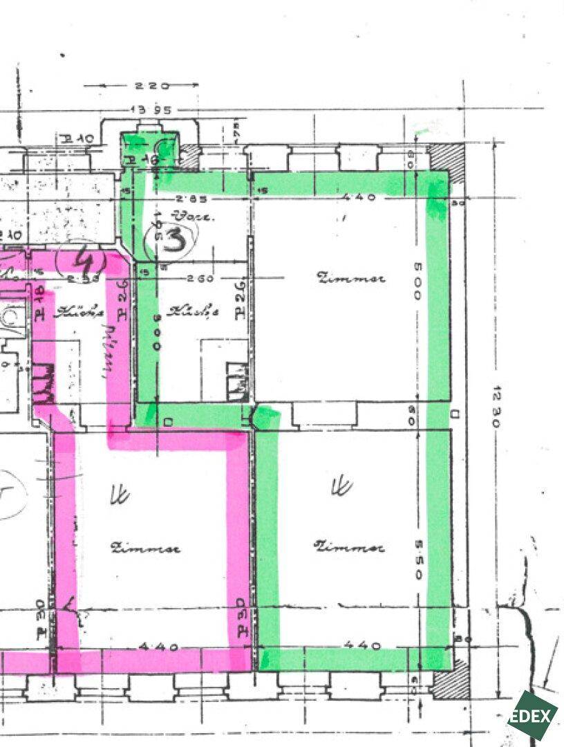 Architektonischer Grundriss mit Zimmern und hervorgehobenen Bereichen.