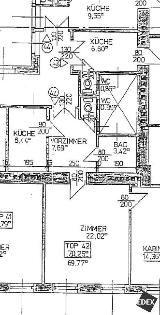 Detaillierter Grundriss einer Wohnung mit mehreren Zimmern, Küche und Bad.