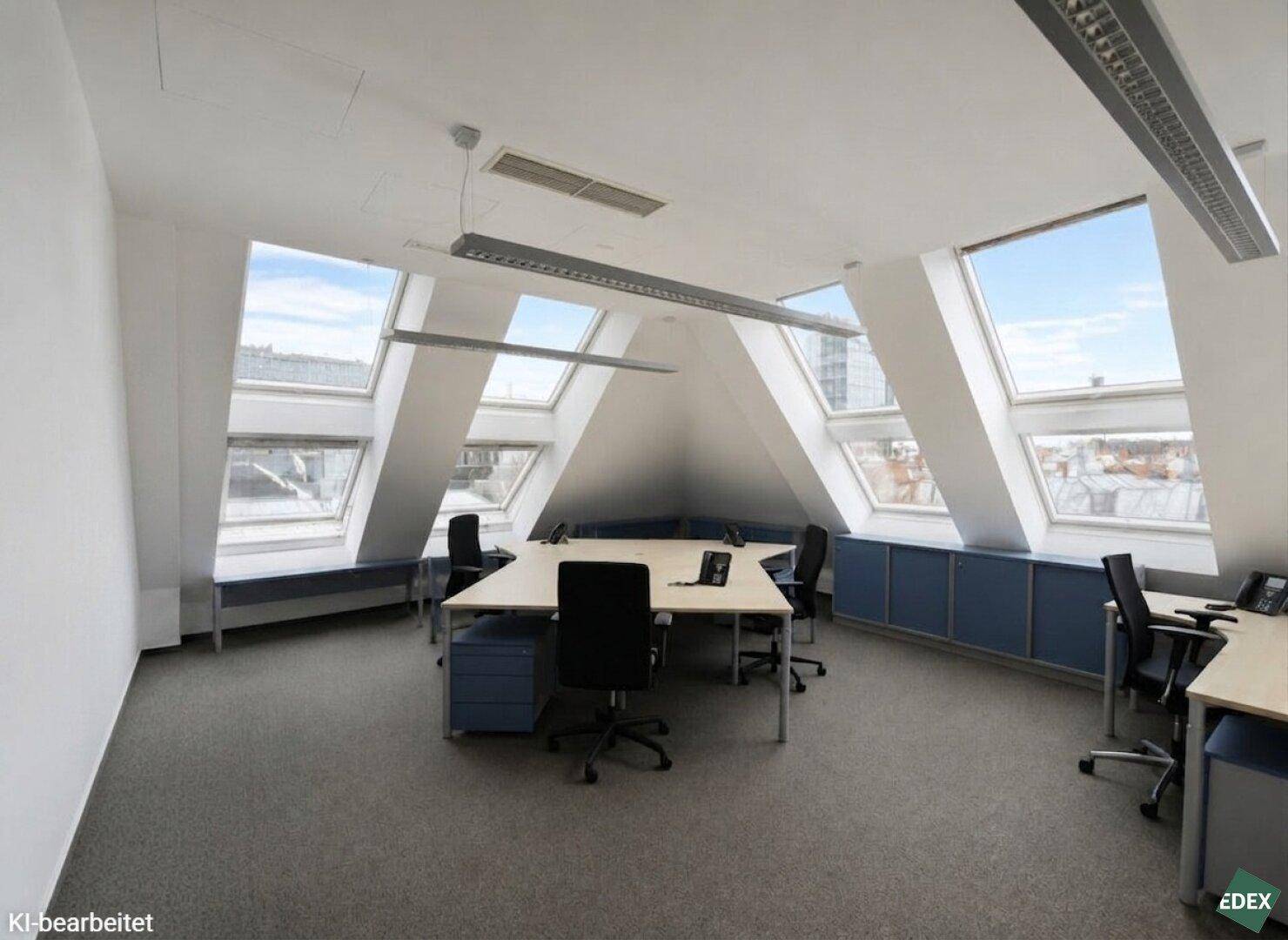 Modernes Büro mit charakteristischen Dachfenstern und schrägen Wänden, die viel Tageslicht hereinlassen.