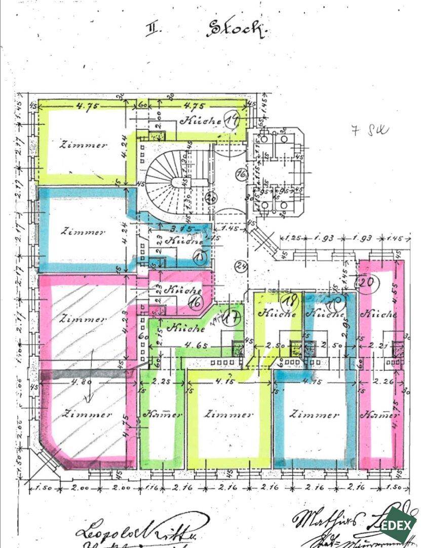 Handgezeichneter Grundriss mit mehreren Zimmern und Küchenbereichen auf einer Etage.