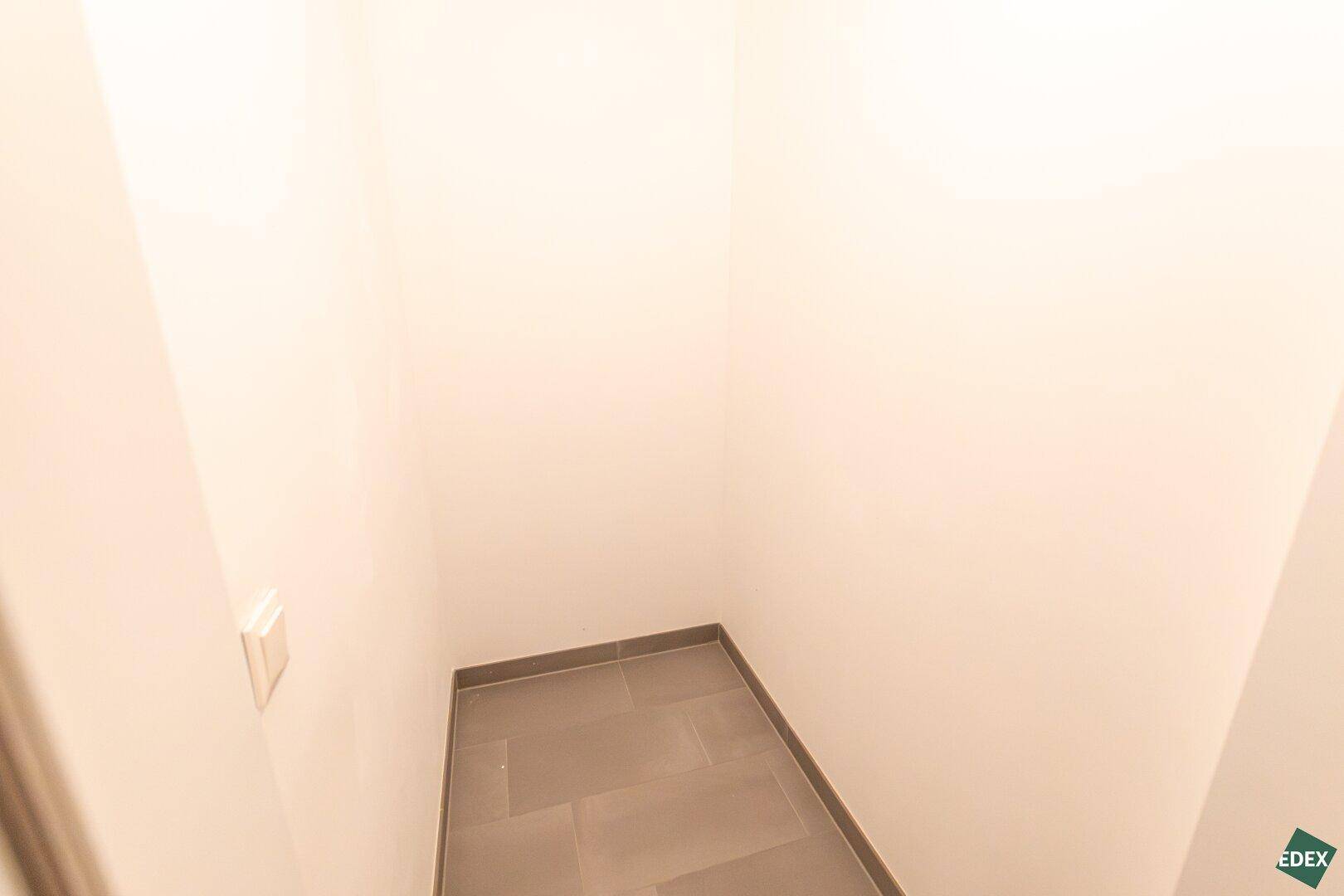 Praktischer Abstellraum mit Fliesenboden für zusätzlichen Stauraum in der Wohnung.
