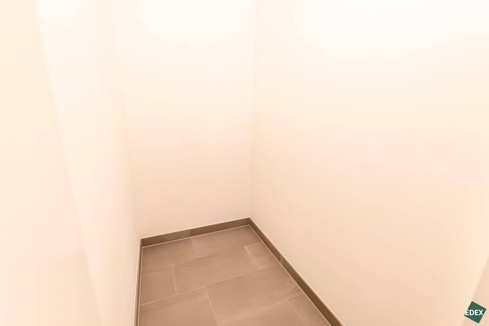 Praktischer Abstellraum mit Fliesenboden, ideal zur Aufbewahrung von Haushaltsgegenständen.