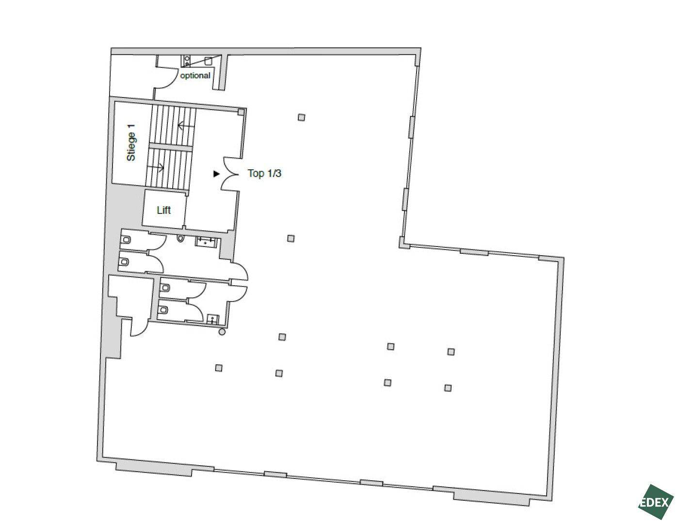 Grundriss einer Etage mit Treppenhaus, Aufzug und mehreren Räumen.