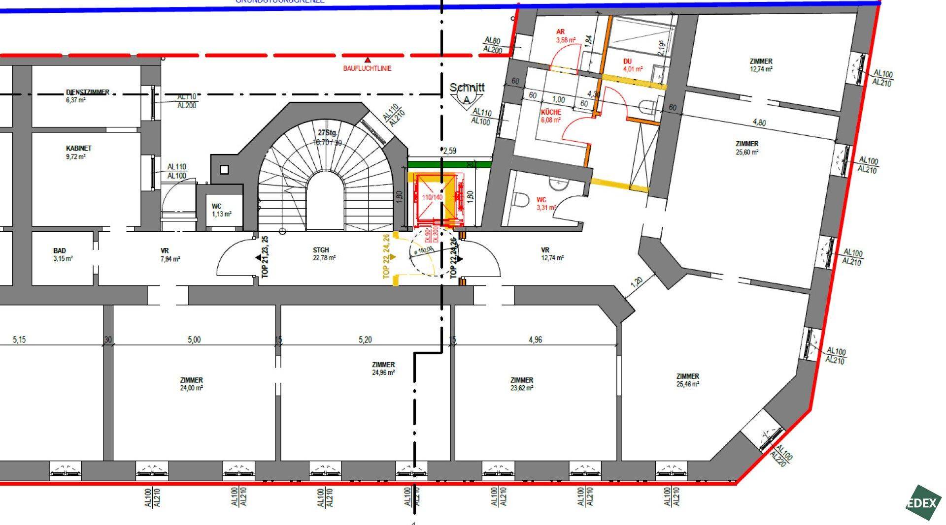 Detaillierter Grundriss einer Etage mit mehreren Zimmern, Treppenhaus und Aufzug.