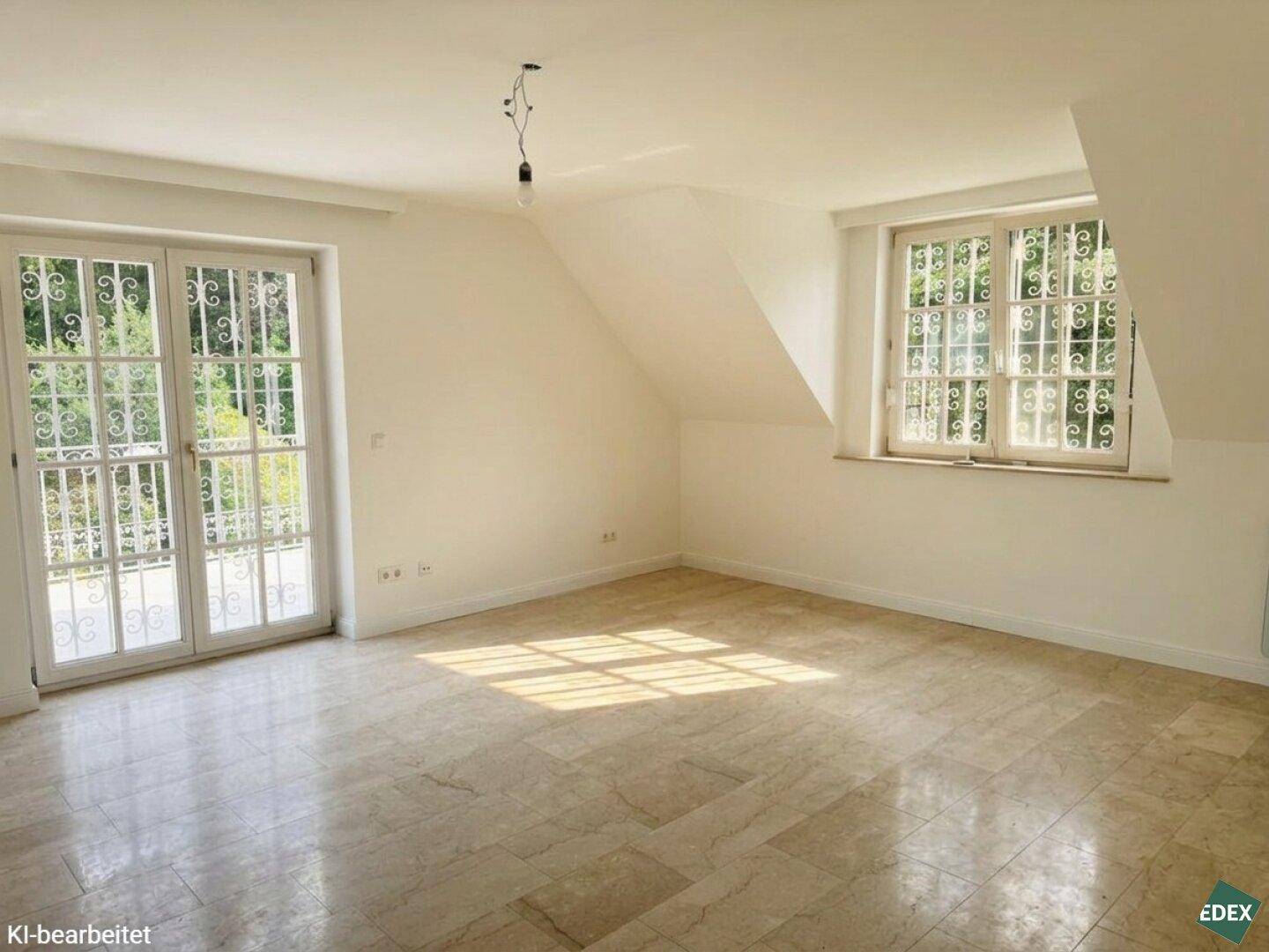 Geräumiger, heller Raum mit Marmorboden und großen Fenstern im Dachgeschoss.