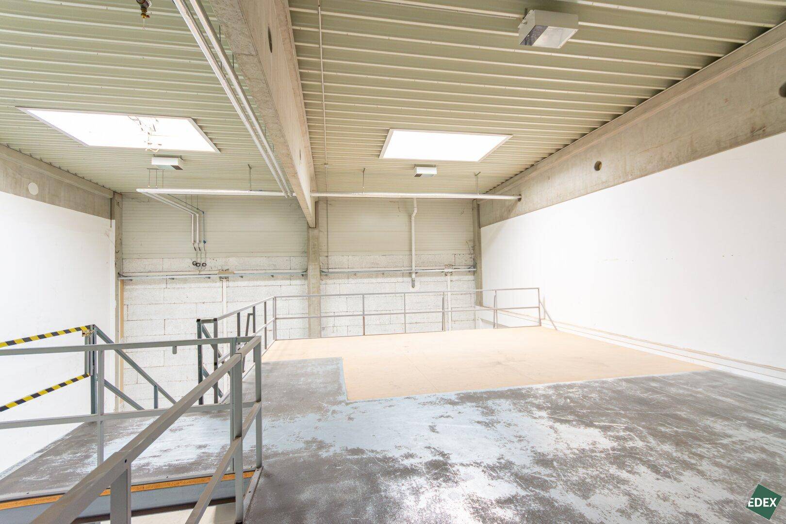 Empore in einer Lagerhalle mit Blick auf den unteren Bereich und Oberlichtern.
