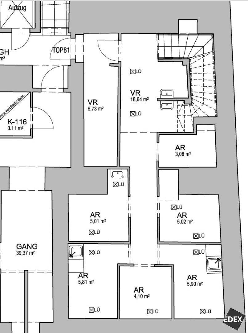 Detaillierter Grundrissplan mit mehreren Räumen, einem Aufzug und Treppenhaus.