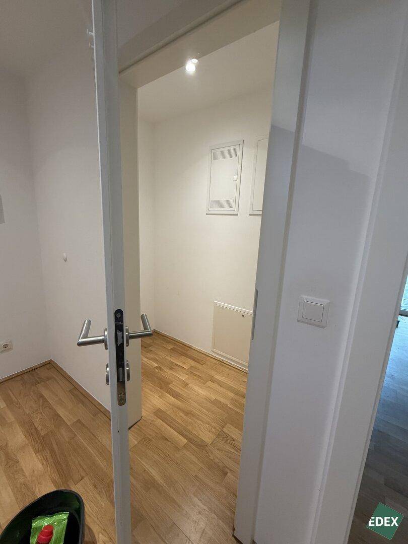 Kleiner Abstellraum mit Holzboden, ideal für zusätzlichen Stauraum oder als Speisekammer.
