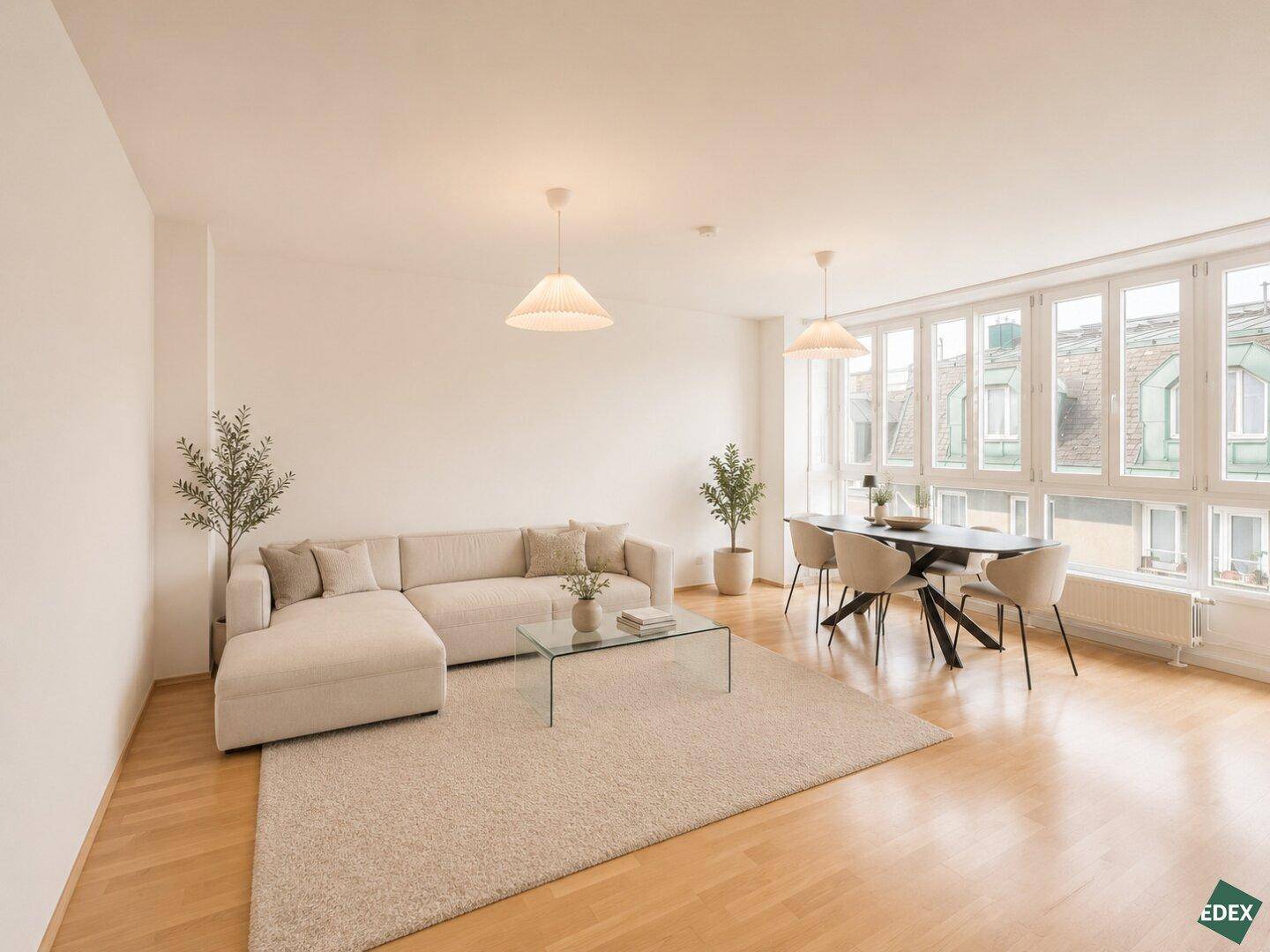 Geräumiger Wohn- und Essbereich mit L-förmigem Sofa, Holzboden und großen Fenstern.