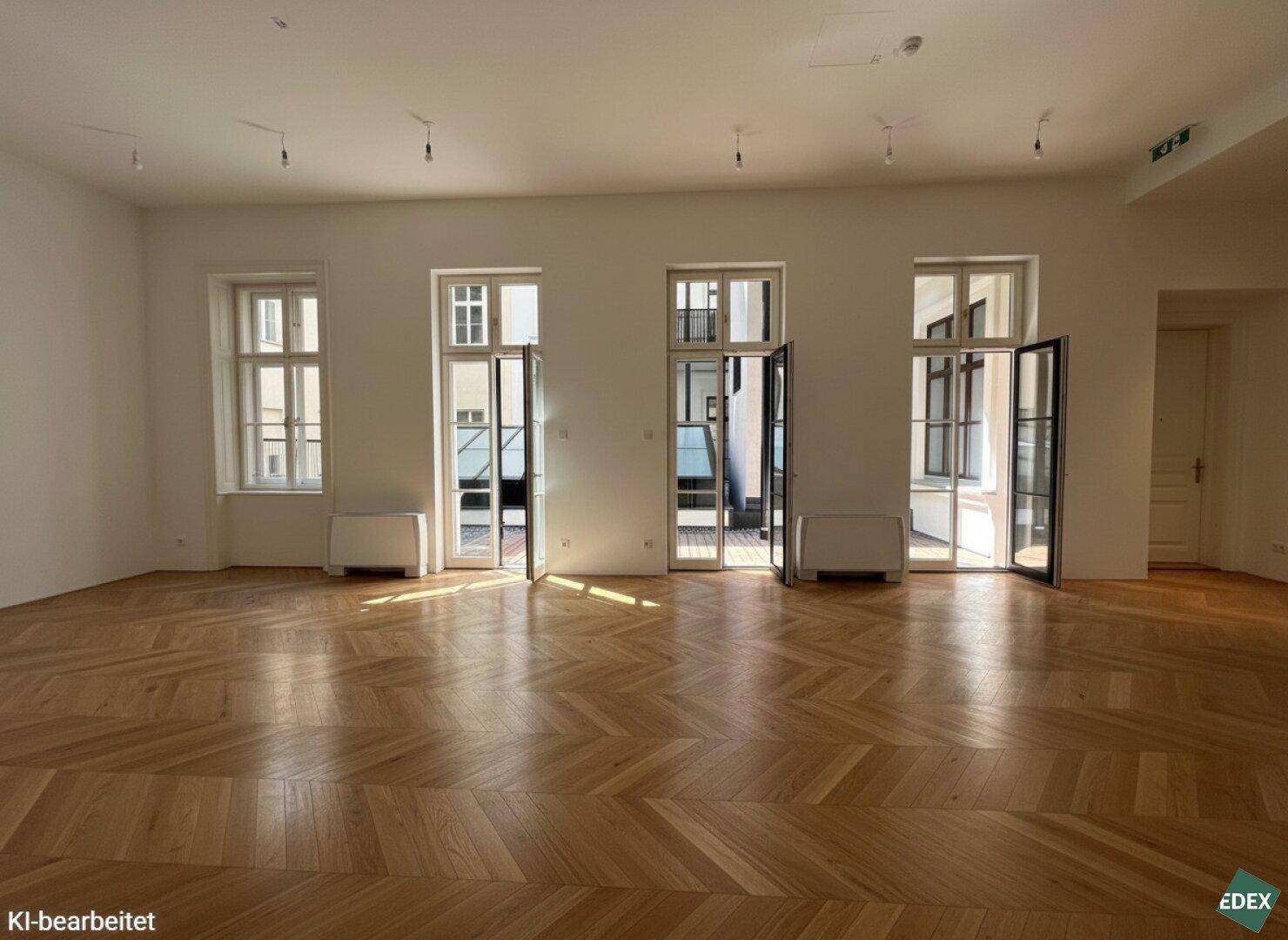 Heller Raum mit geöffneten Fenstertüren und klassischem Fischgrätparkett, der viel Licht bietet.