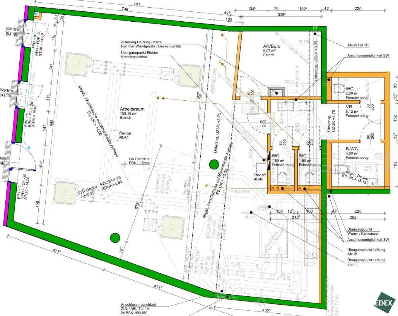 Detaillierter Grundriss mit Arbeitsräumen, mehreren Toiletten und einem Bad mit Fenster.