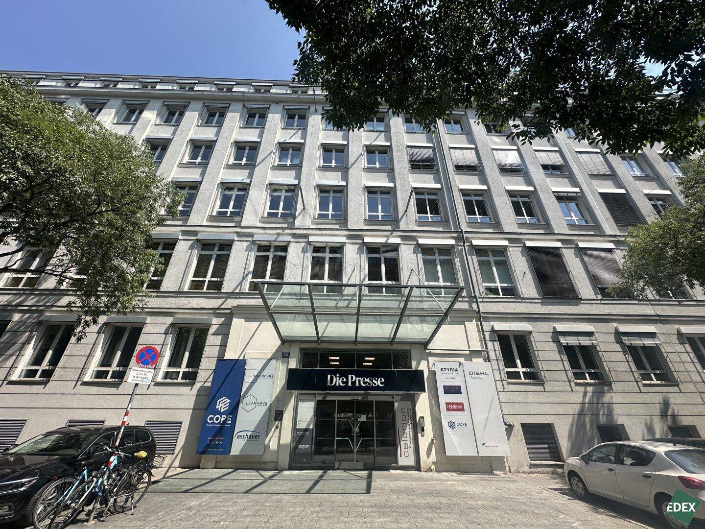 Repräsentatives Bürogebäude mit vielen Fenstern und dem Schriftzug "Die Presse" über dem Haupteingang.