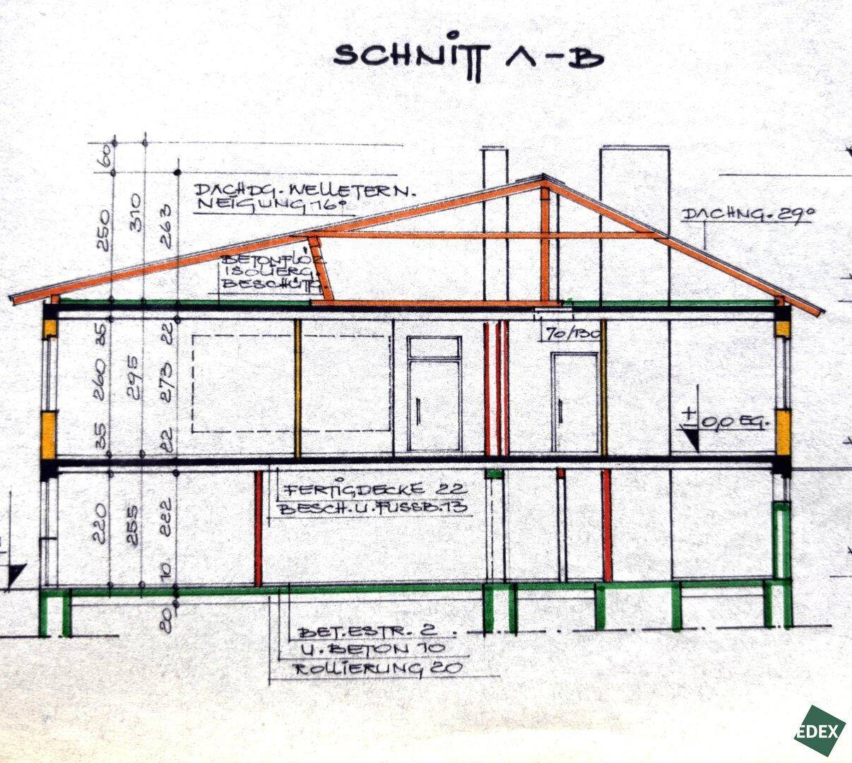 Architektonischer Schnittplan des Gebäudes mit detaillierten Höhenangaben und Konstruktionsdetails.