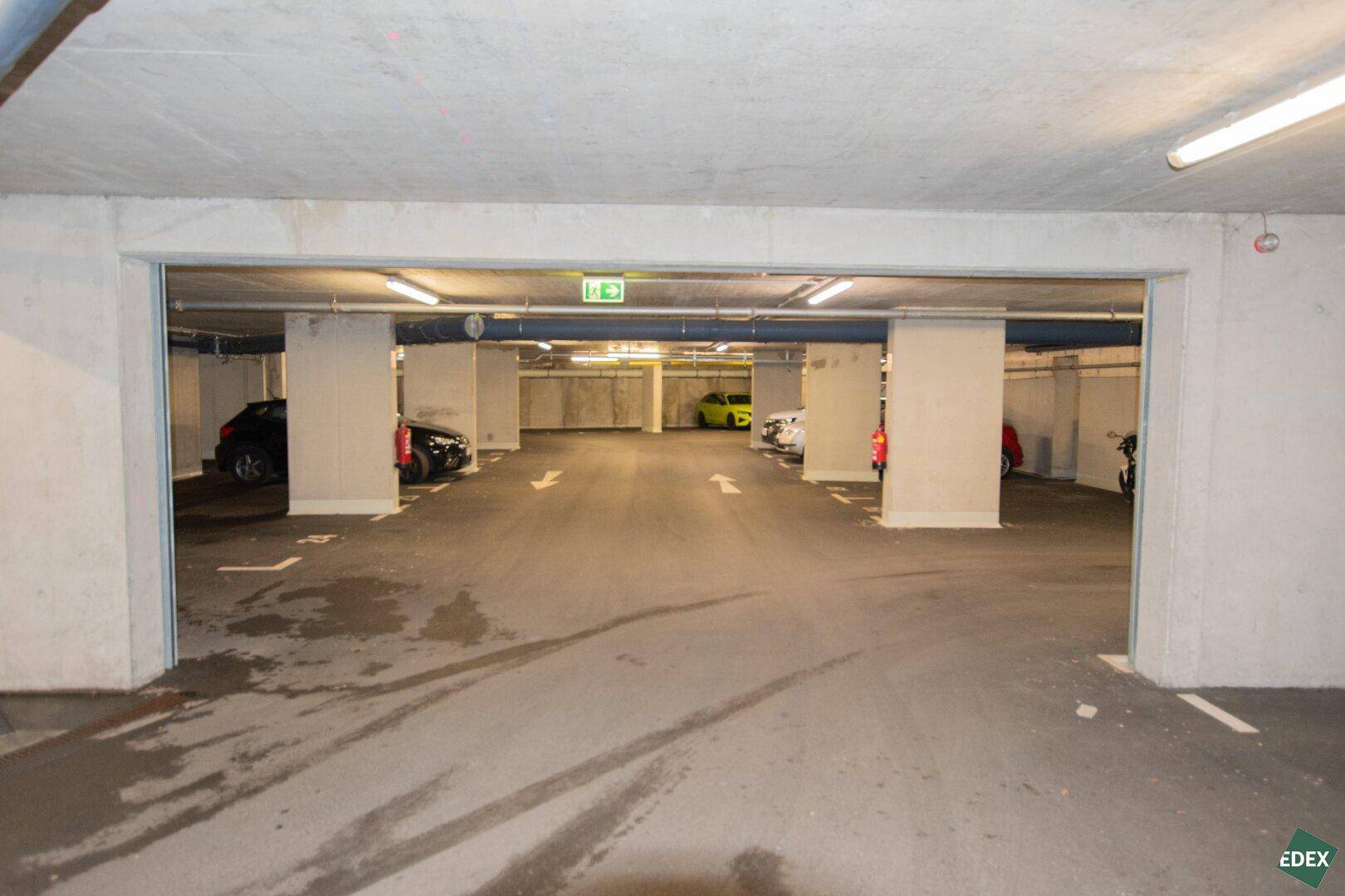 Tiefgarage mit mehreren Stellplätzen und guter Beleuchtung.