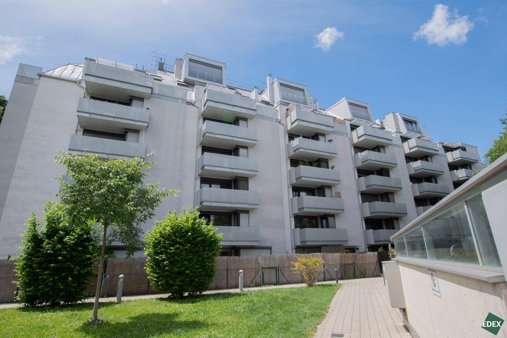 Mehrstöckiges Wohngebäude mit zahlreichen Balkonen und moderner Architektur.