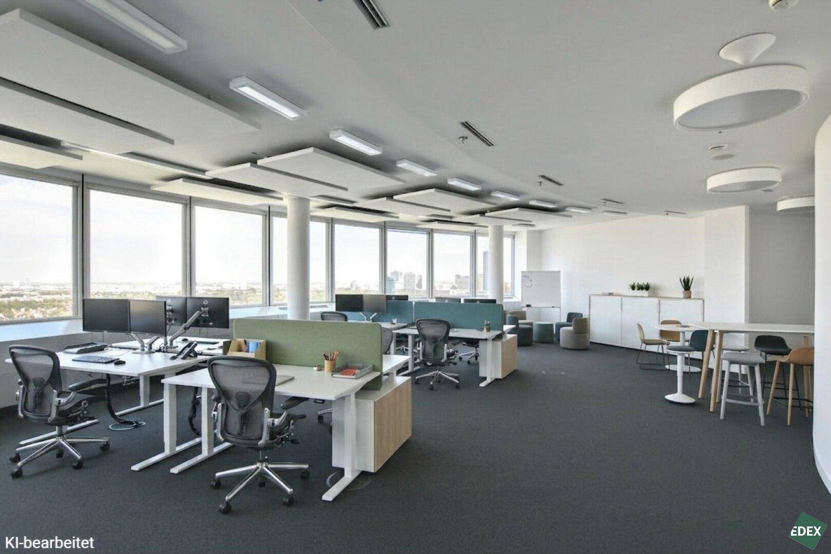 Modernes Großraumbüro mit zahlreichen Arbeitsplätzen, großen Fenstern und weitem Stadtblick.