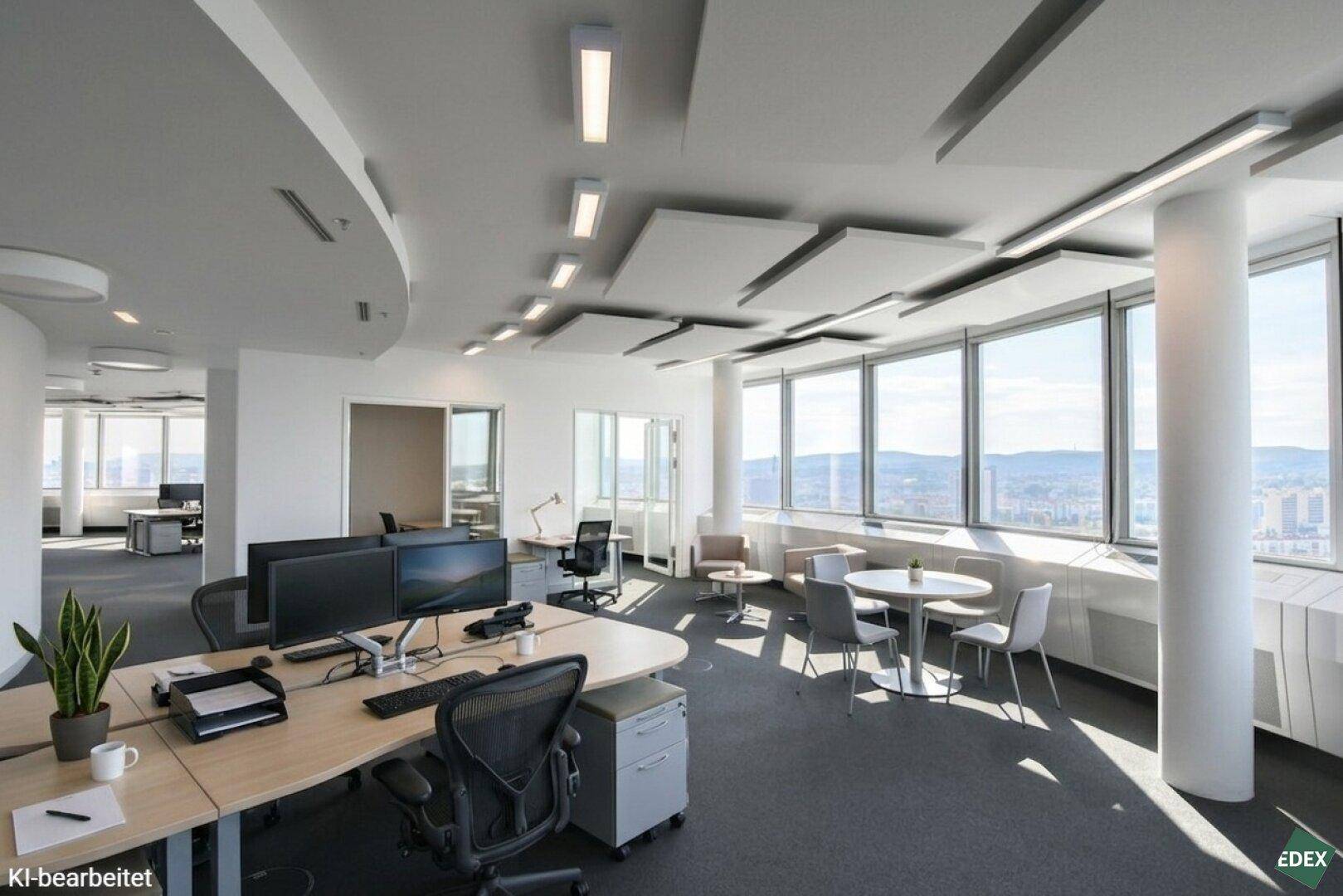 Helles Großraumbüro mit modernen Arbeitsplätzen, Besprechungsecke und weitem Ausblick durch große Fenster.
