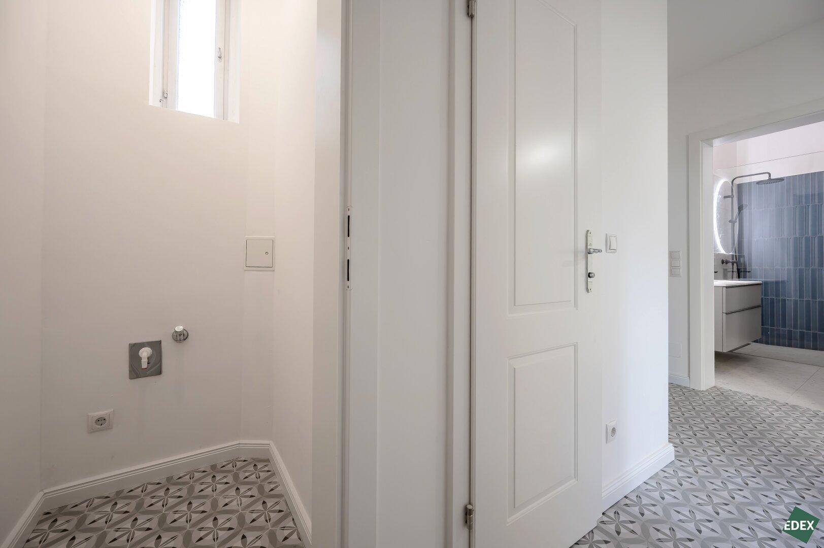 Modernes Gäste-WC mit Wand-WC und Fenster, angrenzend an einen Flur.