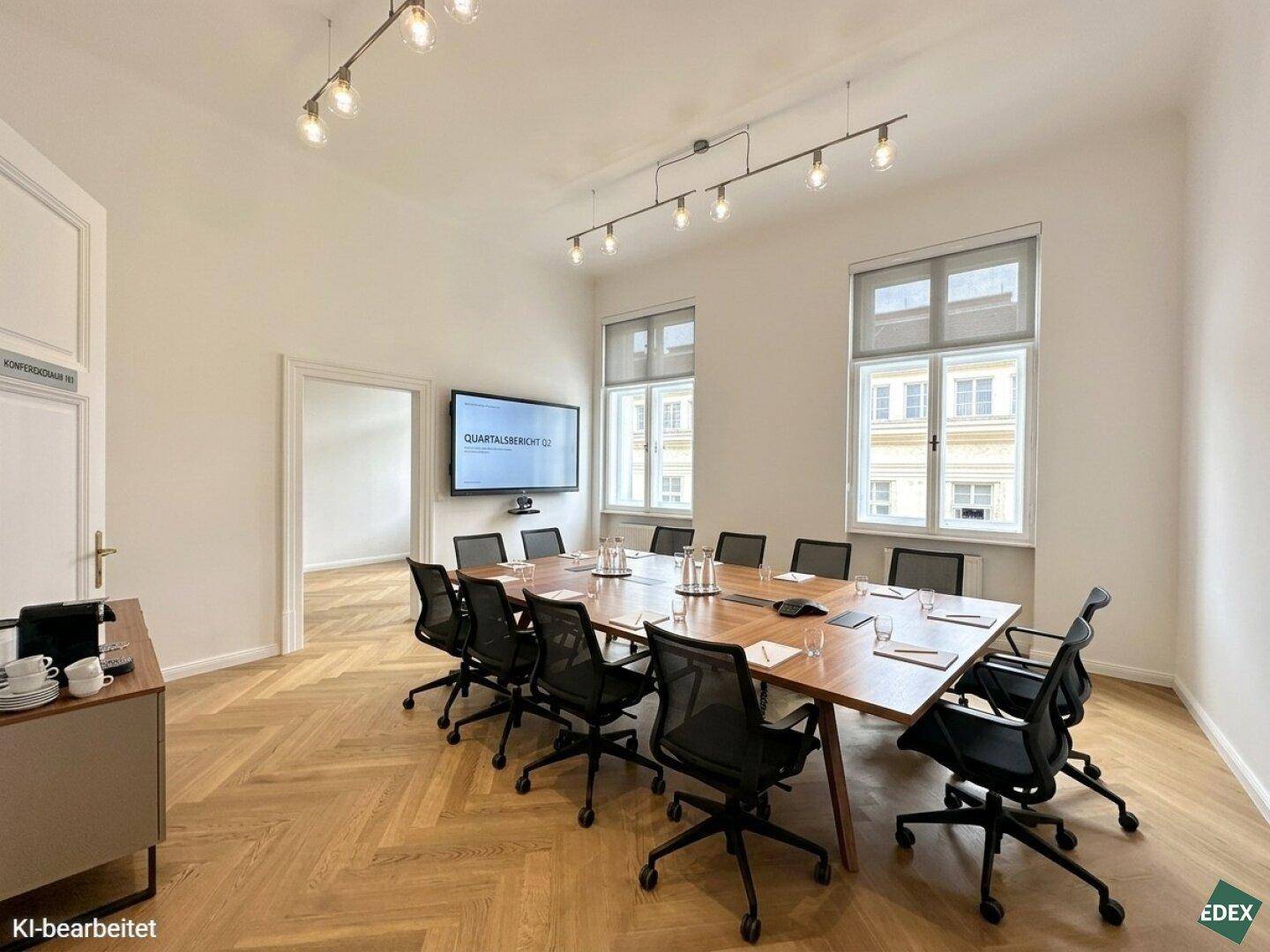 Geräumiger Konferenzraum mit großem Holztisch, bequemen Stühlen und einem Wandfernseher für Präsentationen.