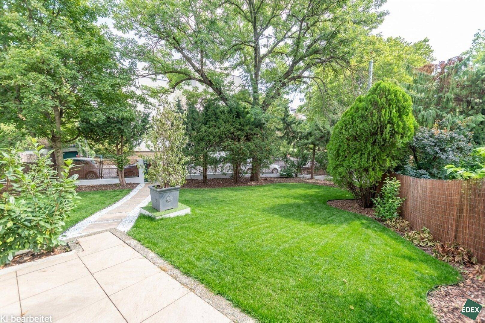 Gepflegter Garten mit Rasenfläche, Bäumen, Sträuchern und einem Steinweg.