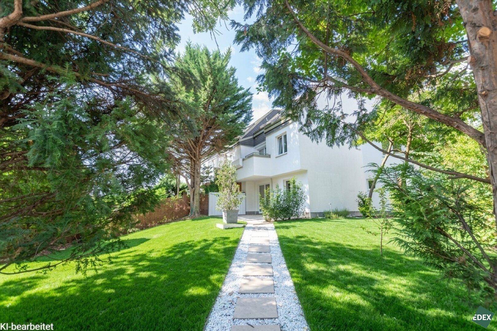Gepflegter Gartenweg führt zum modernen Haus, umgeben von hohen Bäumen und Grünflächen.