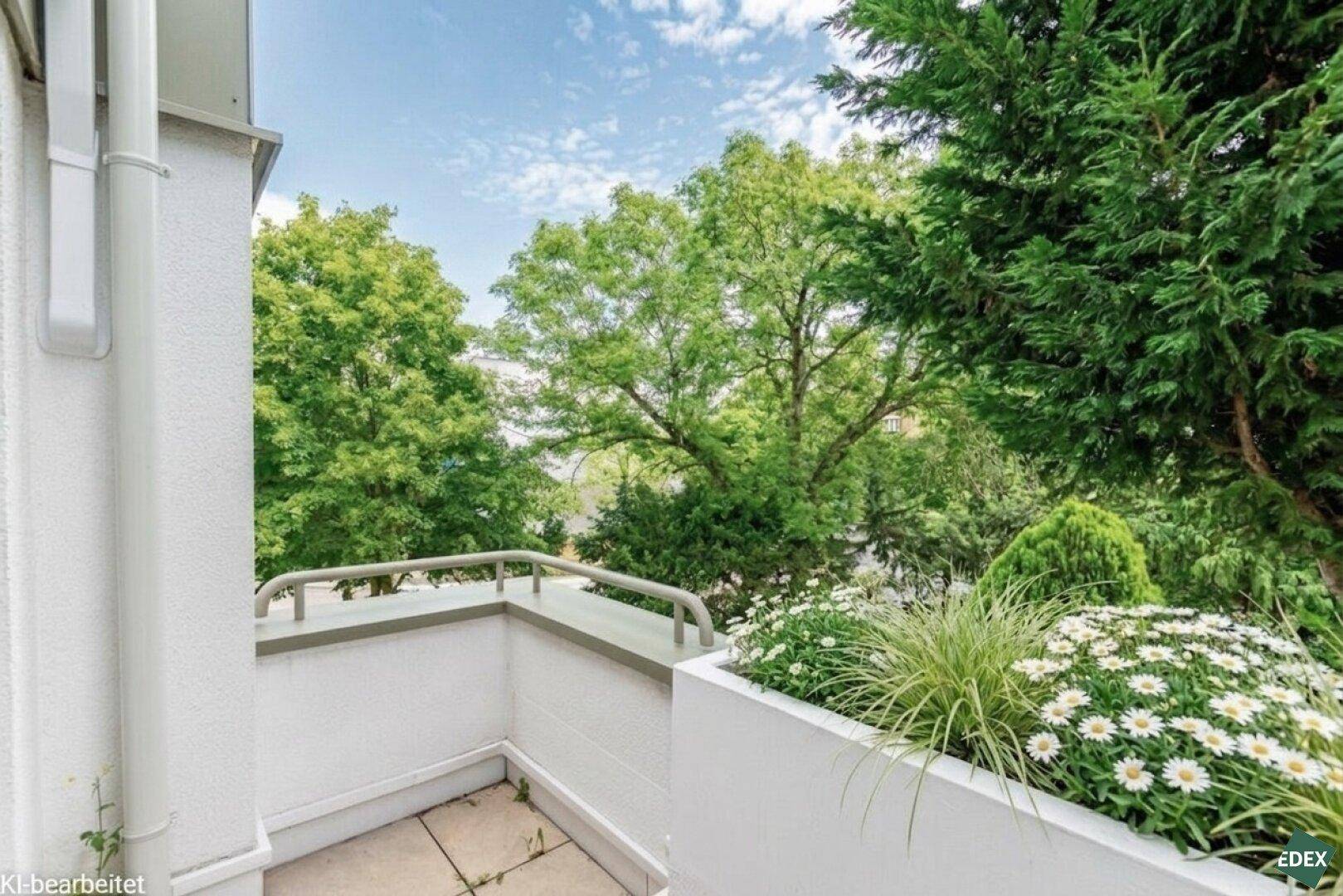 Kleiner Balkon mit Blumenkästen und Blick ins Grüne, ideal zum Entspannen.