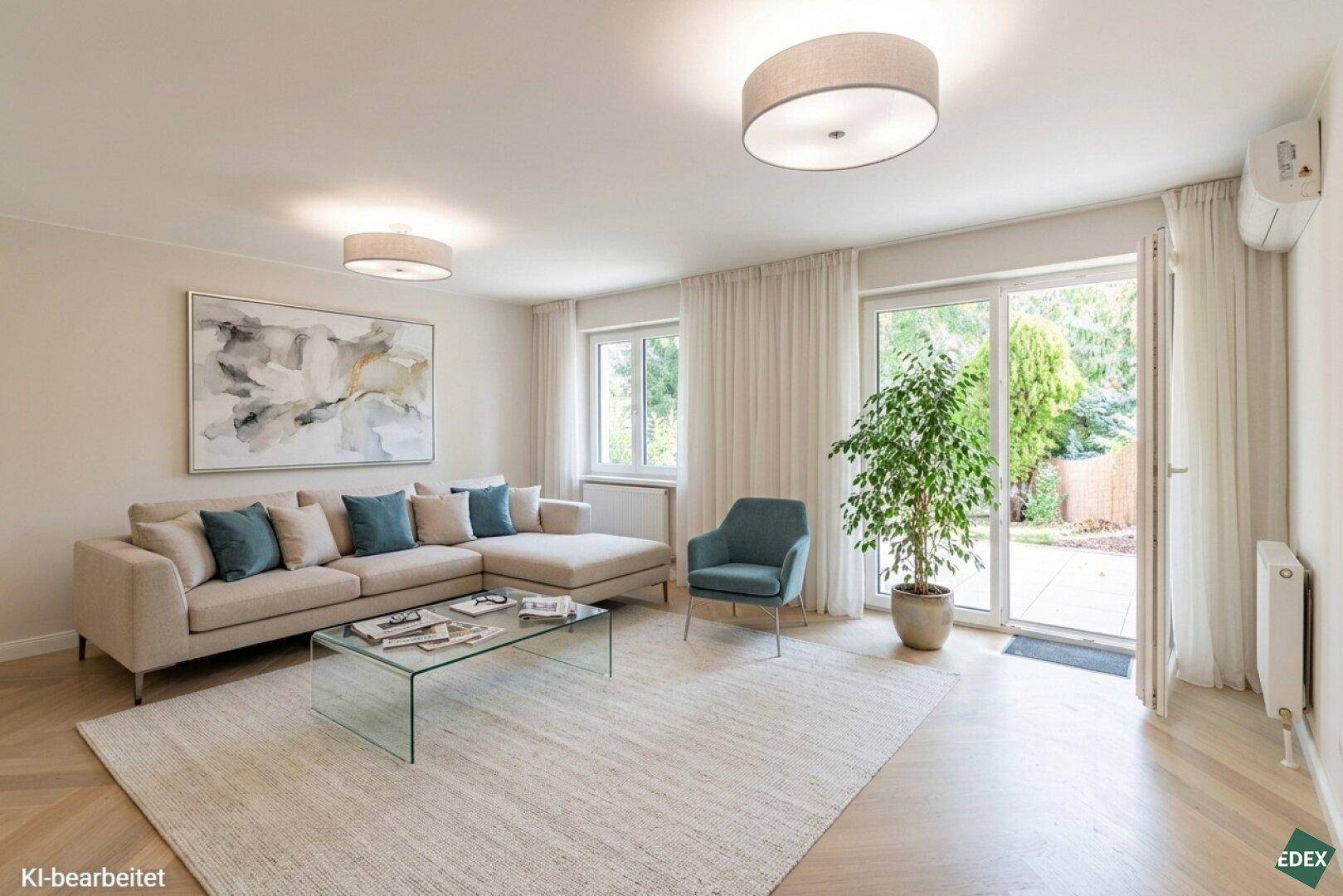 Helles Wohnzimmer mit modernem Sofa, Holzboden und Zugang zum Garten.