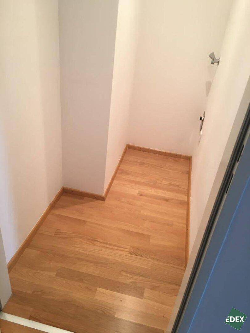 Praktischer Abstellraum mit hellem Parkettboden, ideal für zusätzlichen Stauraum im Haushalt.
