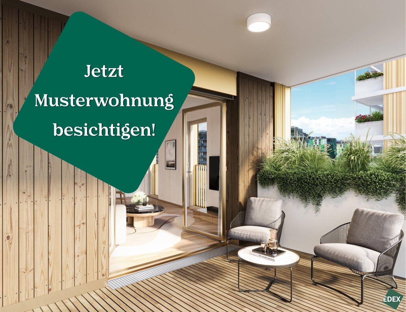 Moderner Balkon mit Holzverkleidung, Sitzgelegenheiten und Blick auf die begrünte Umgebung.