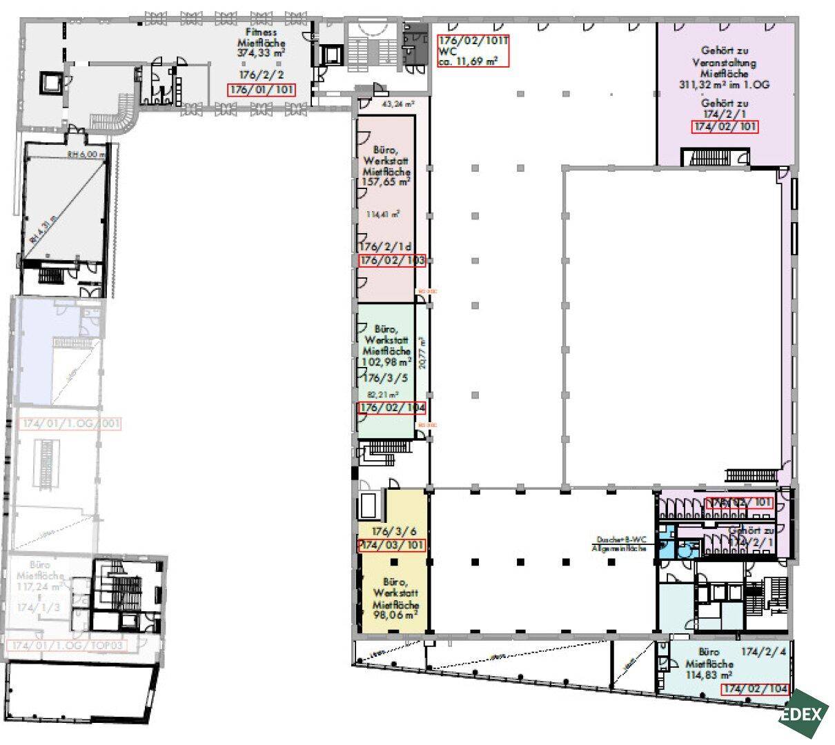 Detaillierter Grundriss einer Etage mit mehreren Büros und Werkstattbereichen sowie Sanitäranlagen.
