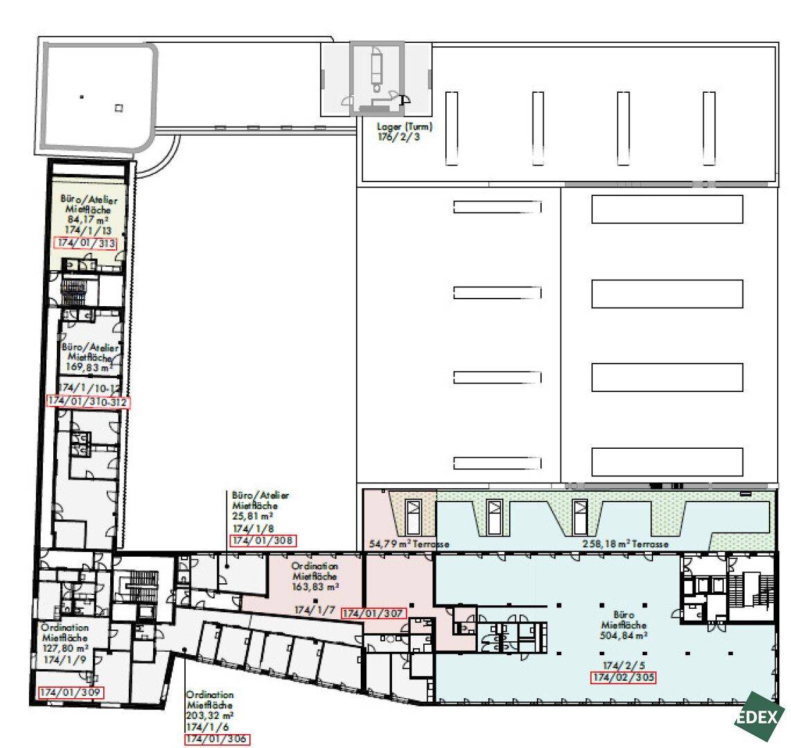 Detaillierter Grundriss mit mehreren Büro- und Atelierflächen sowie zwei großen Terrassenbereichen.
