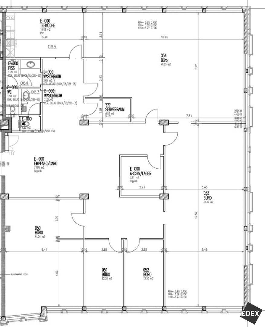Grundrissplan einer Büroetage mit mehreren Büros, Waschräumen und Serverraum.