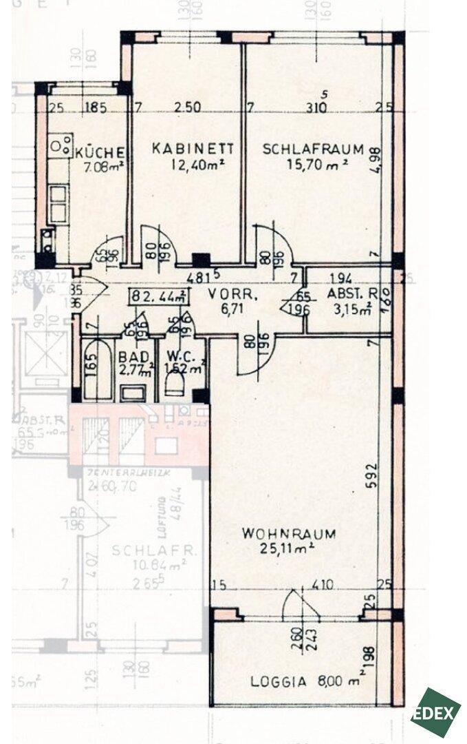 Grundriss einer Wohnung mit Wohnraum, Küche, Schlafzimmer und Loggia.