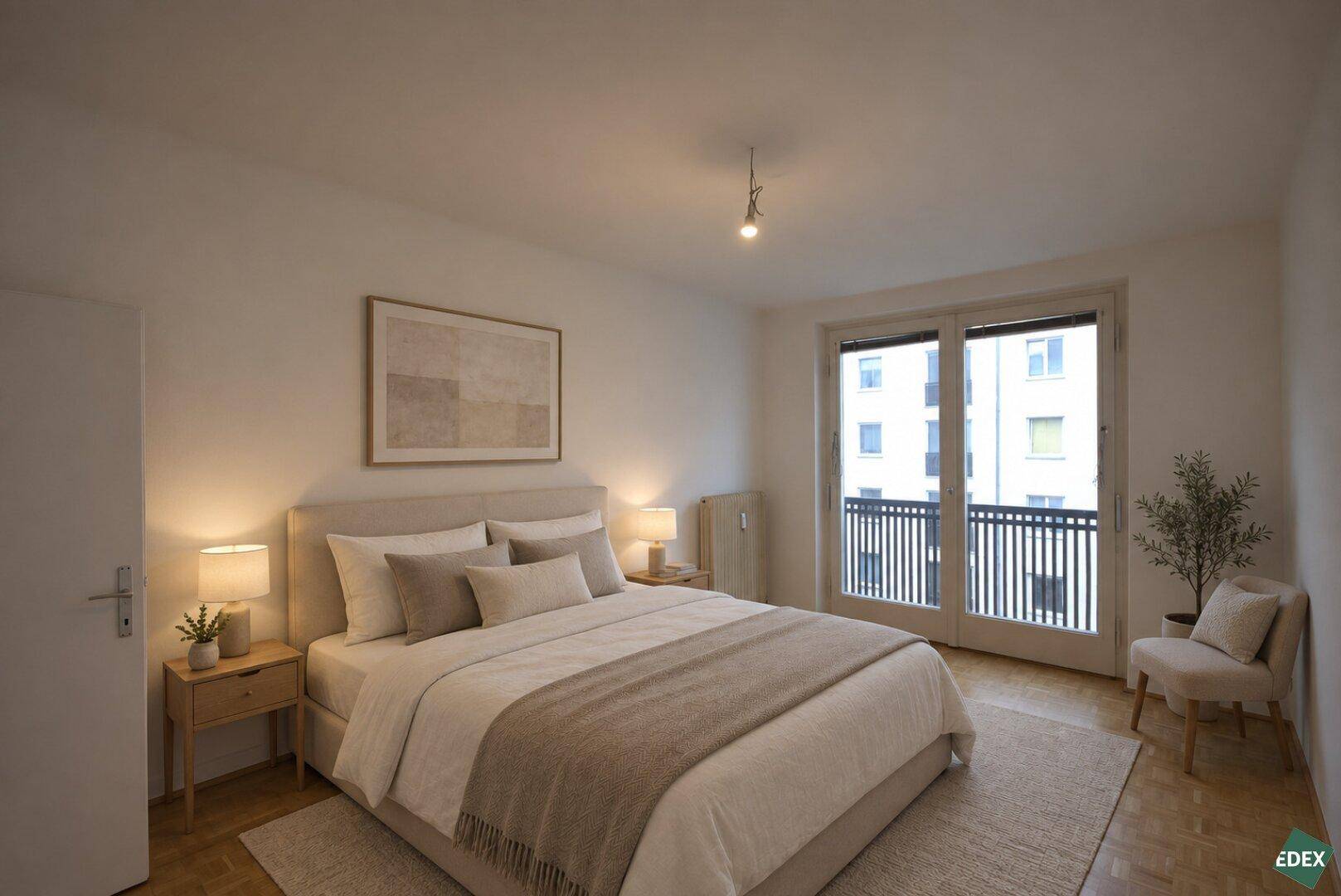 Gemütliches Schlafzimmer mit Doppelbett, Nachttischen und Zugang zu einem französischen Balkon.
