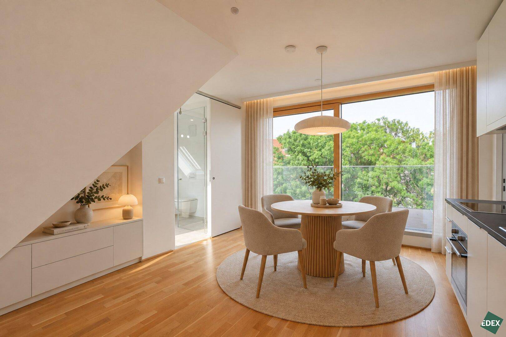 Heller Essbereich mit modernem Esstisch, Holzboden und Zugang zu einem Balkon oder einer Terrasse.