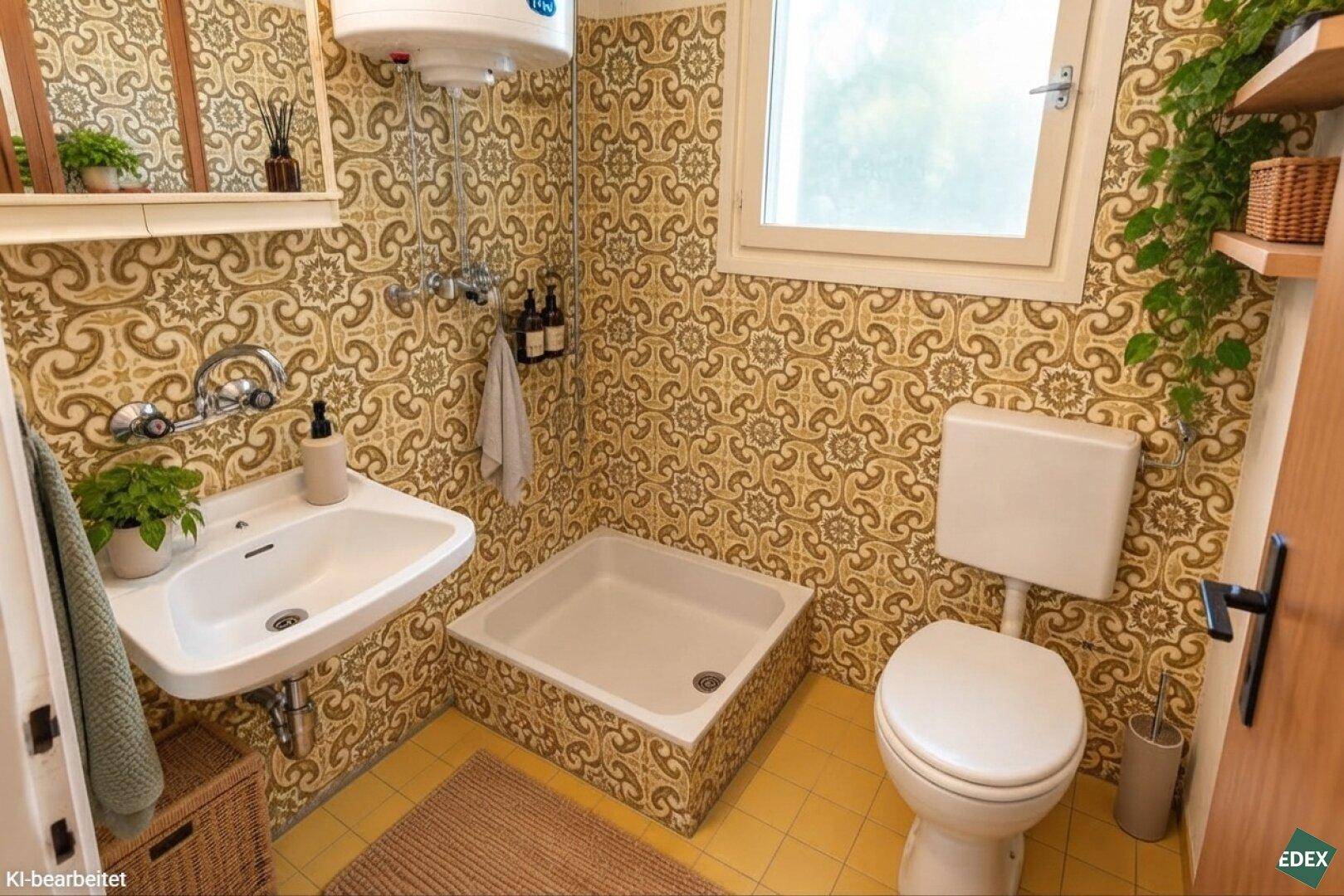 Badezimmer mit auffälligen gemusterten Fliesen, Waschbecken, Toilette und Duschbereich.