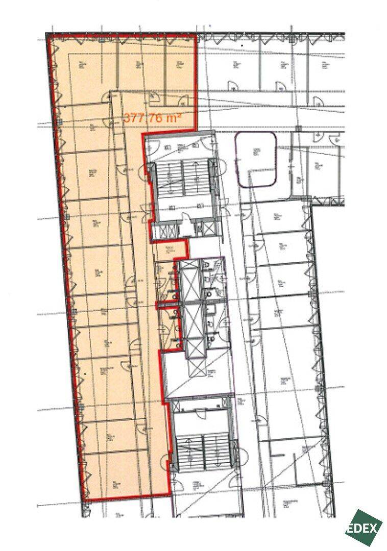 Grundrissplan eines Bürogeschosses mit einer markierten Fläche von 377,76 m² und vielen Fenstern.