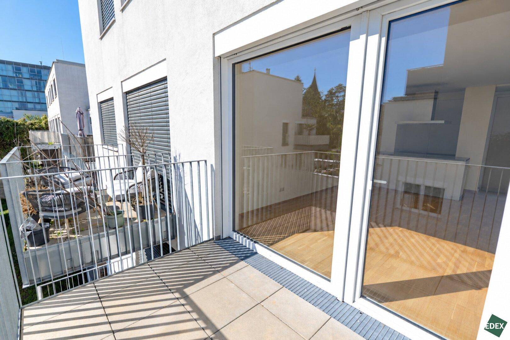 Balkon mit Blick auf die moderne Gebäudefassade und weitere Balkone.