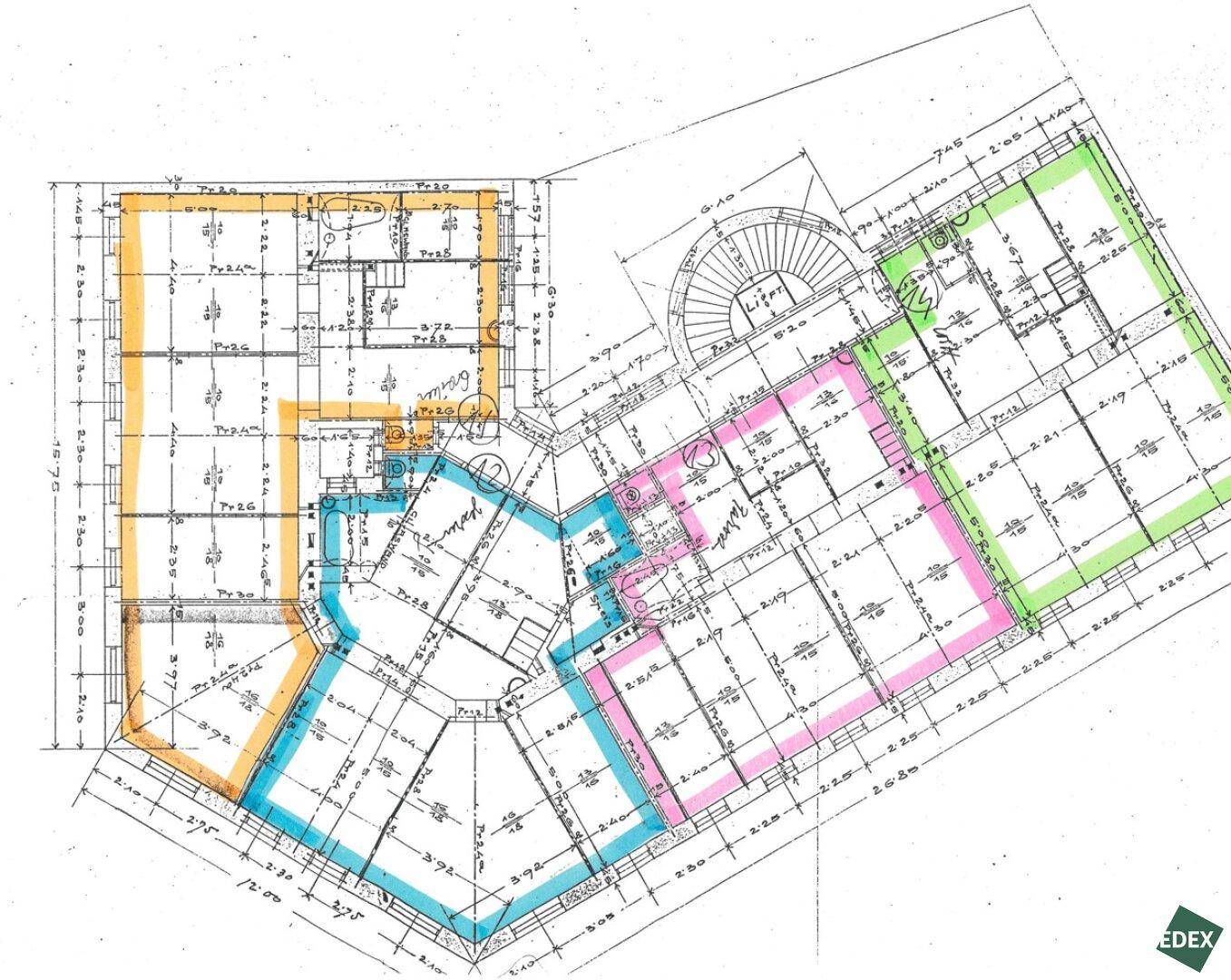 Detaillierter Grundrissplan mit farblich markierten Bereichen und einem Aufzug.