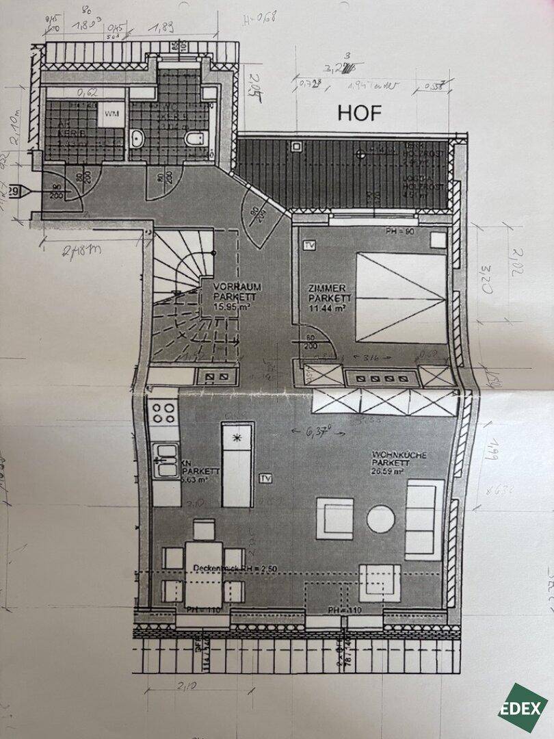 Grundriss des unteren Geschosses mit offener Wohnküche, Schlafzimmer und einem Badezimmer mit Dusche.