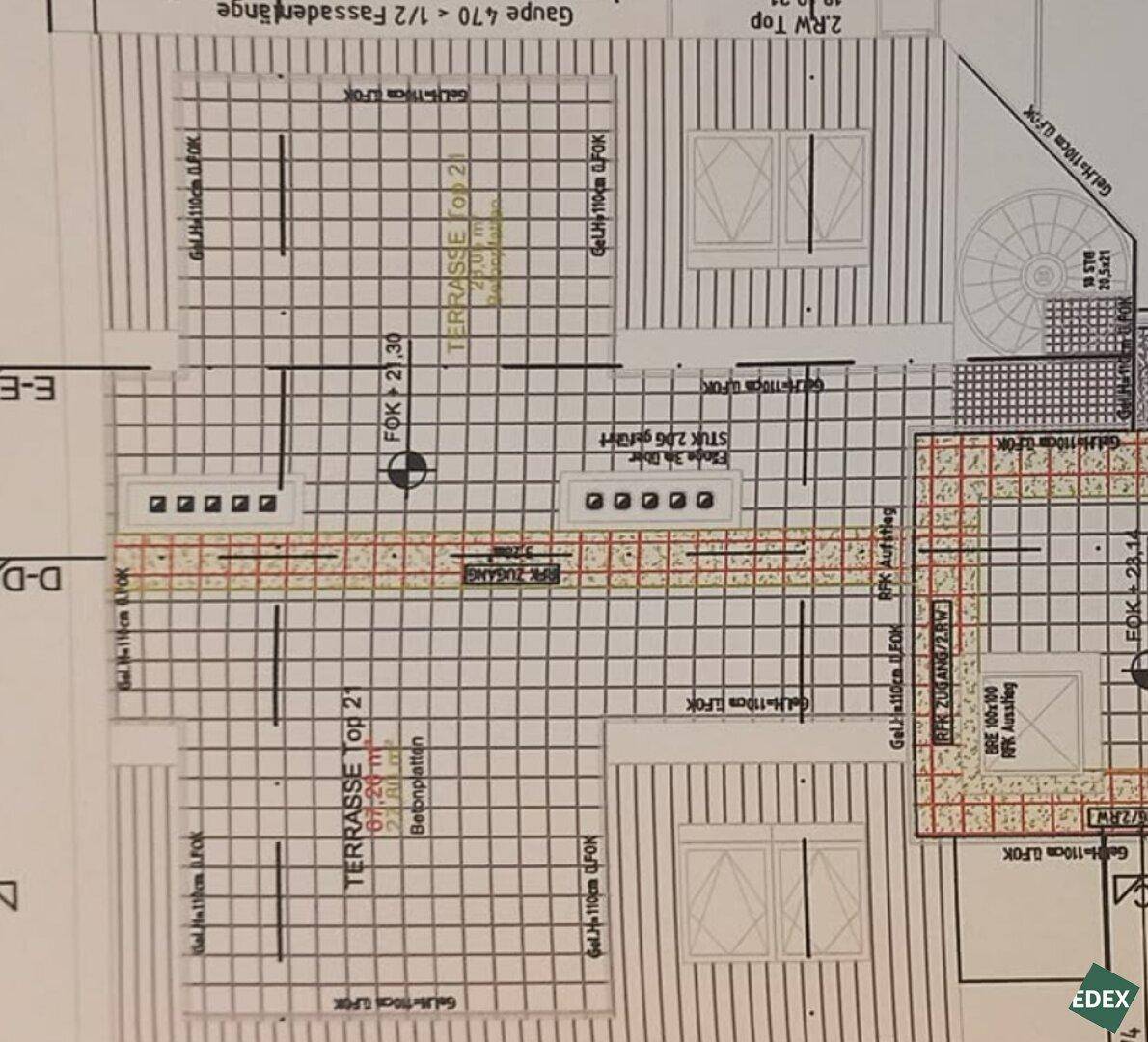 Detaillierter Grundriss mit zwei Terrassenbereichen und Fensteranordnungen.