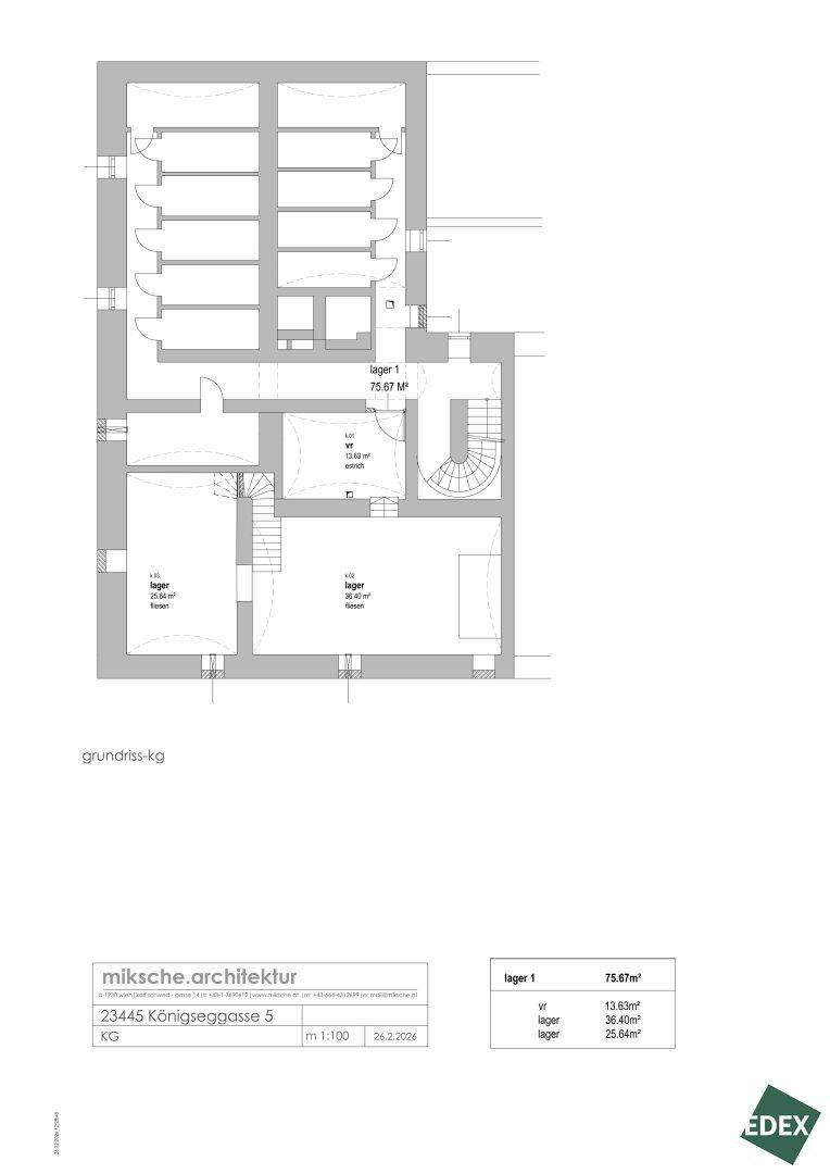 Grundriss des Kellergeschosses mit mehreren Lagerräumen, Treppen und einem Aufzug.