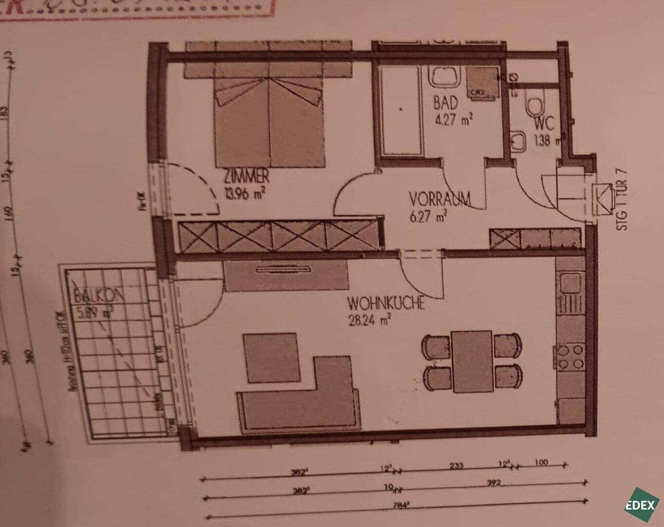 Grundriss einer Wohnung mit Wohnküche, Schlafzimmer, Bad, WC und Balkon.