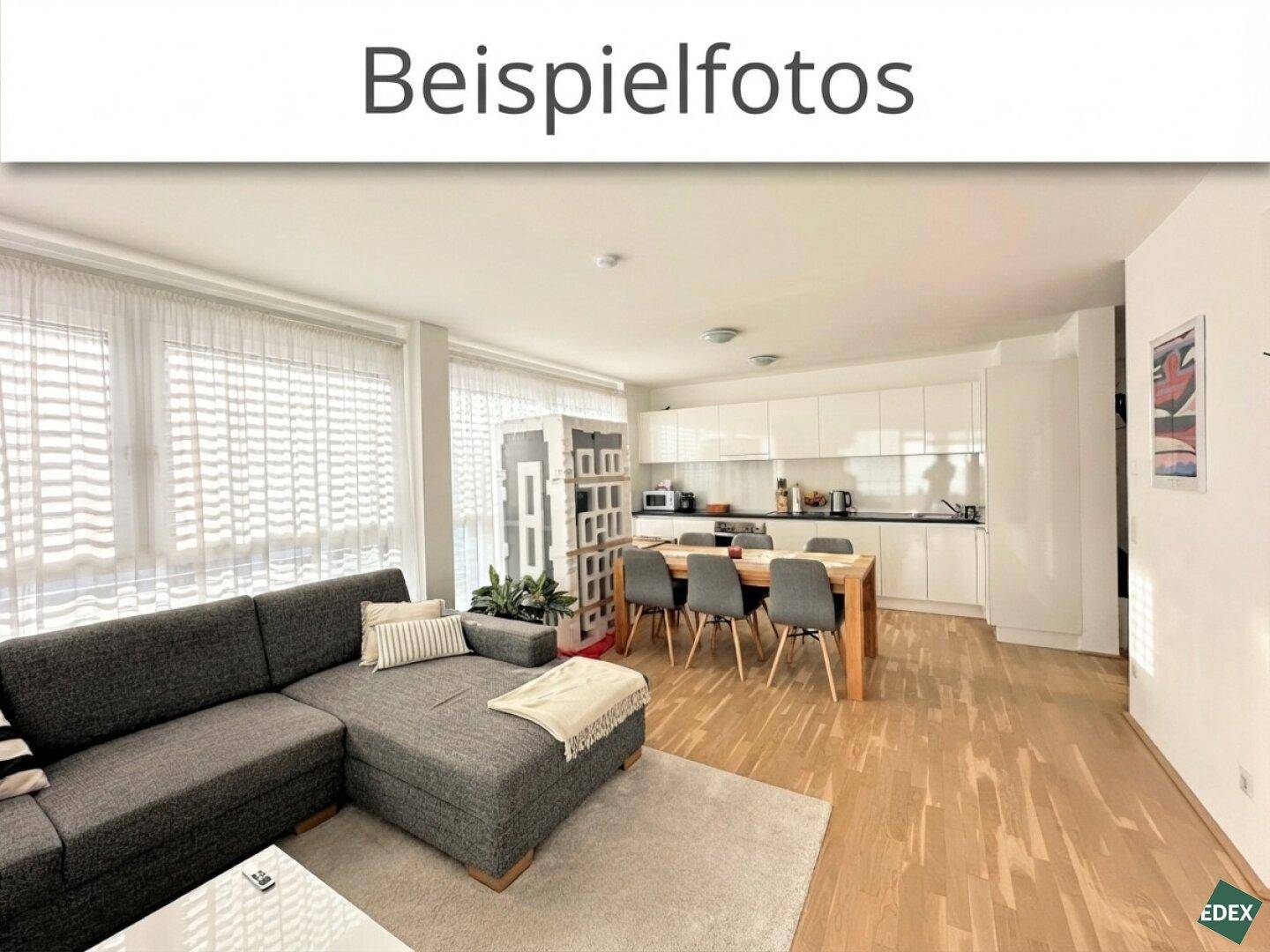 Offener Wohn- und Essbereich mit integrierter Küche, Holzboden und viel Tageslicht.
