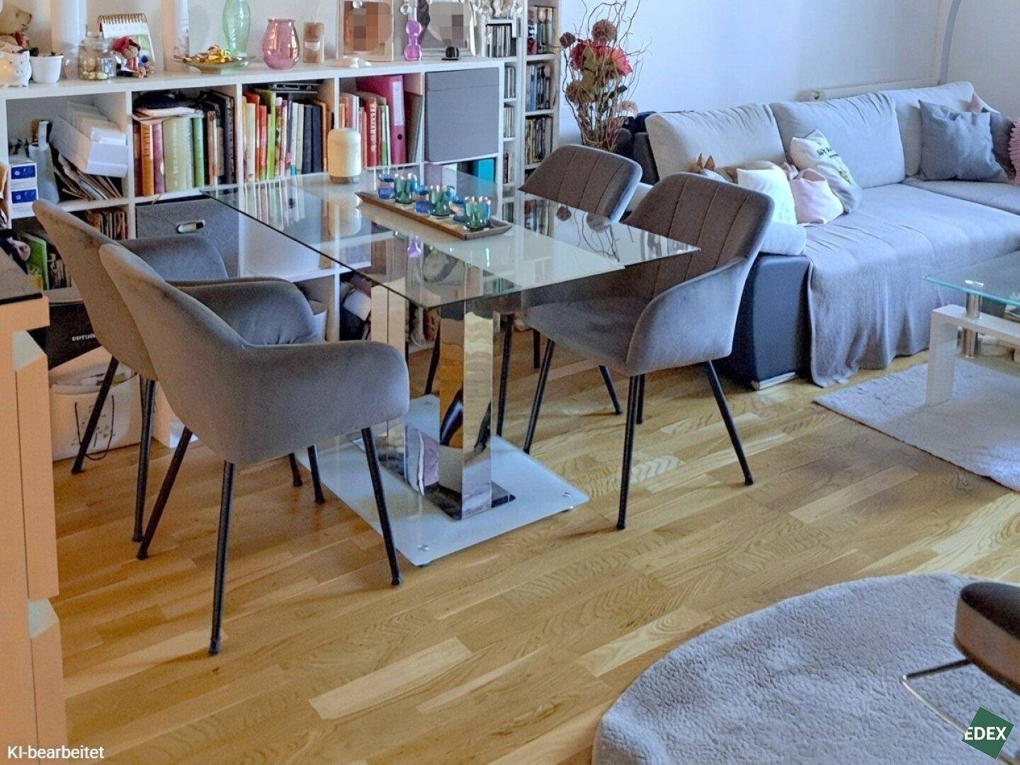 Essbereich mit modernem Glastisch und bequemen Stühlen im offenen Wohnraum.